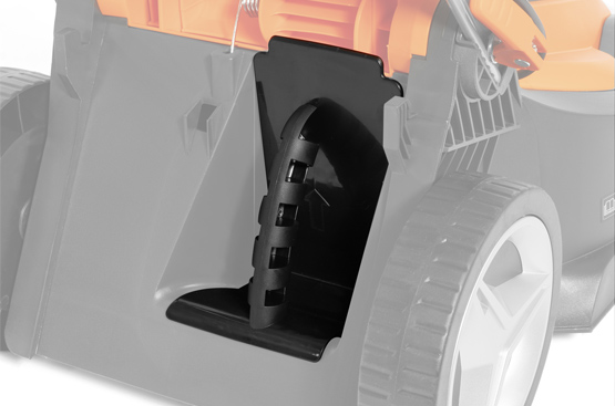 Позволяет превращать скошенную траву в мелкую мульчу, обогащающую почву полезными веществами. Специальная заглушка в комплекте закрывает отверстие выброса, создавая замкнутую систему циркуляции, а турбо-нож многократно измельчает траву, формируя идеальное удобрение для вашего газона.