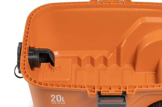 Компактный корпус пылесоса выполнен из современного, ударопрочного пластика с толщиной стенки 3 мм. Стойкий к механическим воздействиям и коррозии. Объем бака 20 литров.