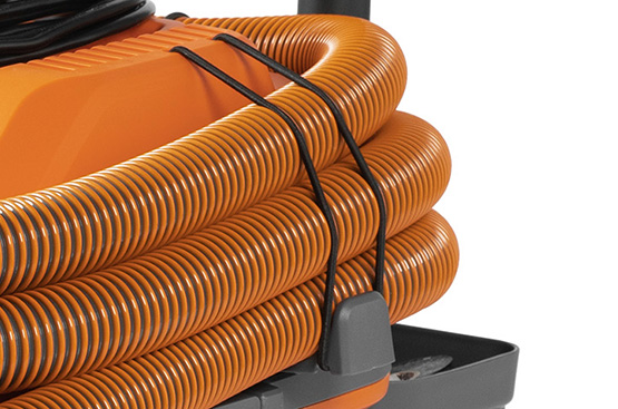 Специальные крепления на корпусе пылесоса позволяют удобно смотать шланг для компактного хранения.